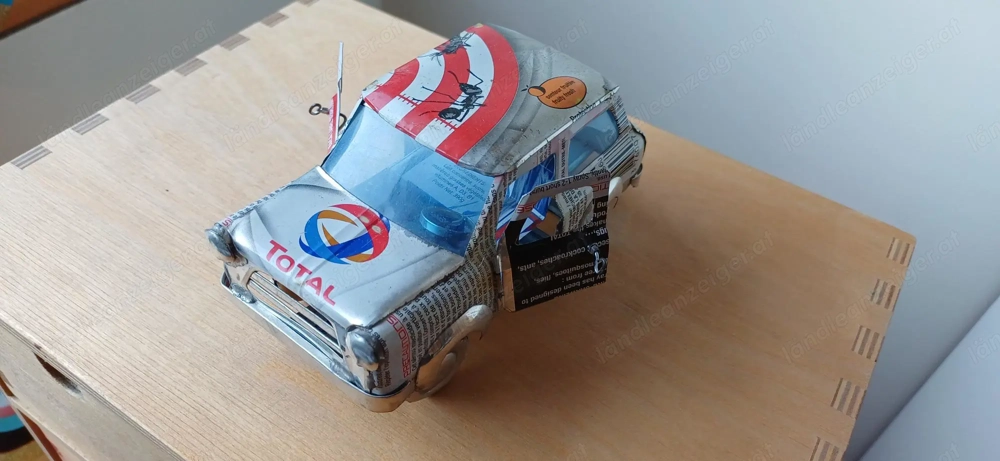 Blechspielzeug Auto aus Afrika