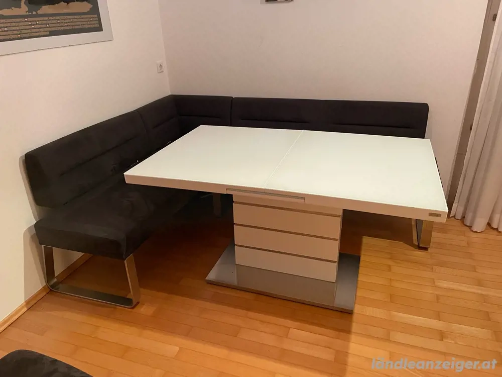 Weiser Esstisch aus glas (ausfahrbar)