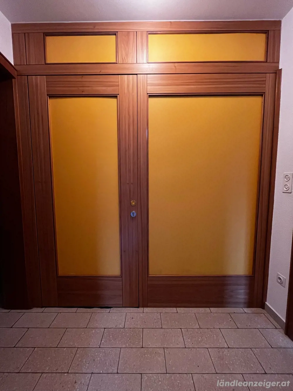 Trennwand mit Türe mit Glaseinsätzen