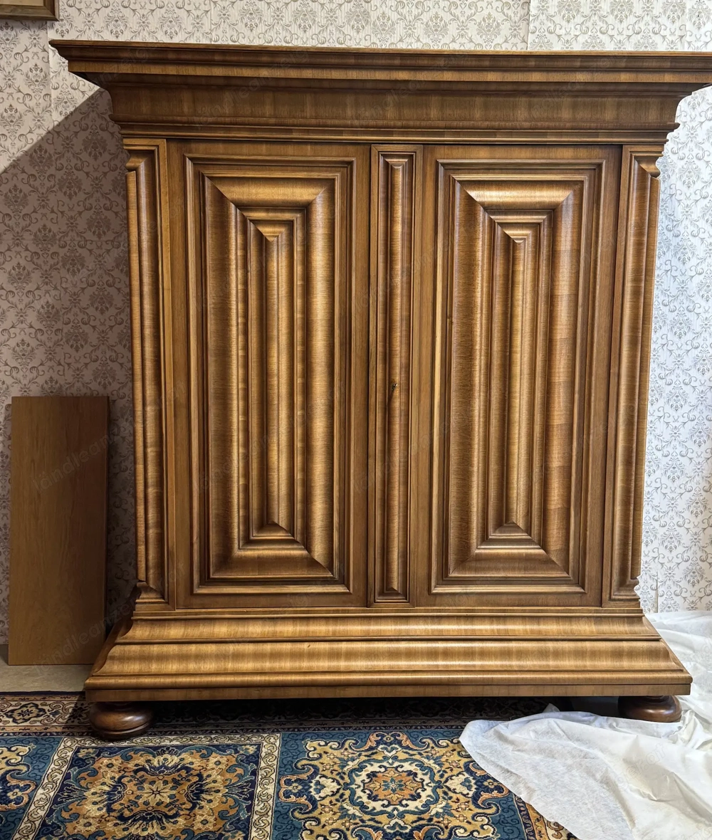 Frankfurter Wellenschrank STILMÖBEL Nussbaum geschätzt um 1960-1970