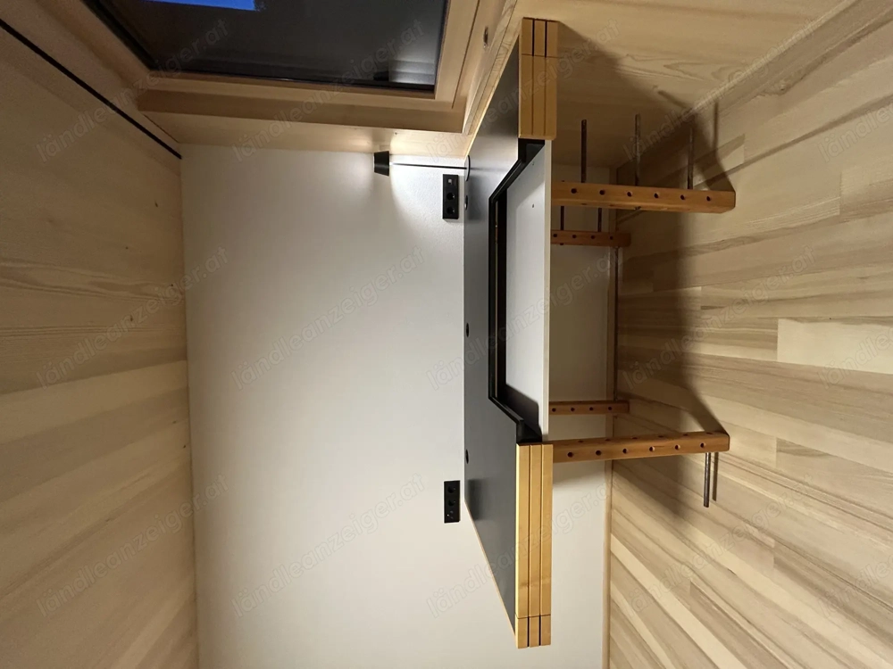 Schreibtisch mit Regalmöglichkeit und extra Einbuchtung für Laptop oder Computer Schreibtisch mit Regalmöglichkeit und extra Einbuchtung für Laptop oder Computer