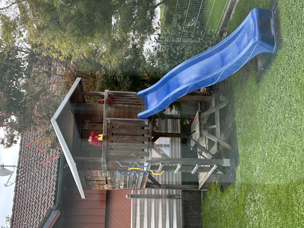 Kindergartenhaus, Rutschbahn, Sandkasten und Tisch mit 2 Bänken