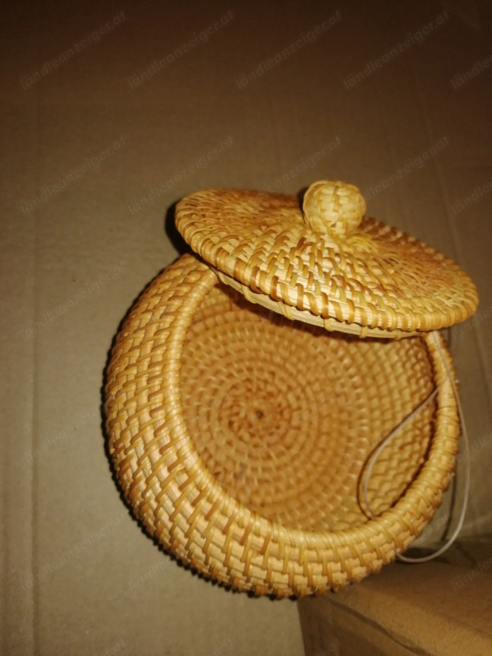 Kleiner Korb mit Deckel