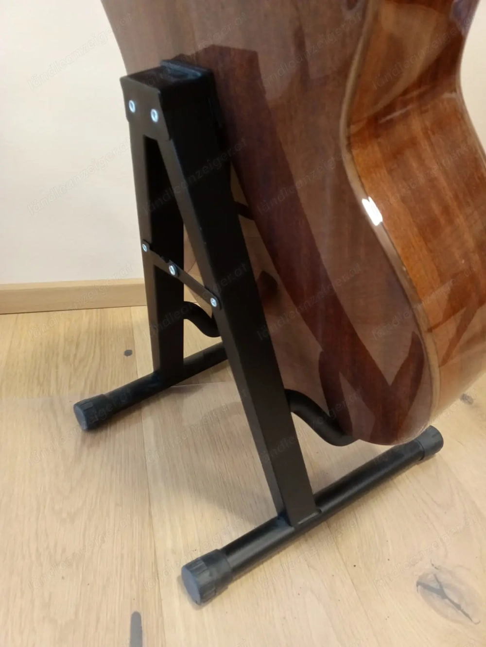 Gitarrenzubehör: Stimmgeräte, Ständer, Saiten. Notenständer, tiptop, ab 5 Euro