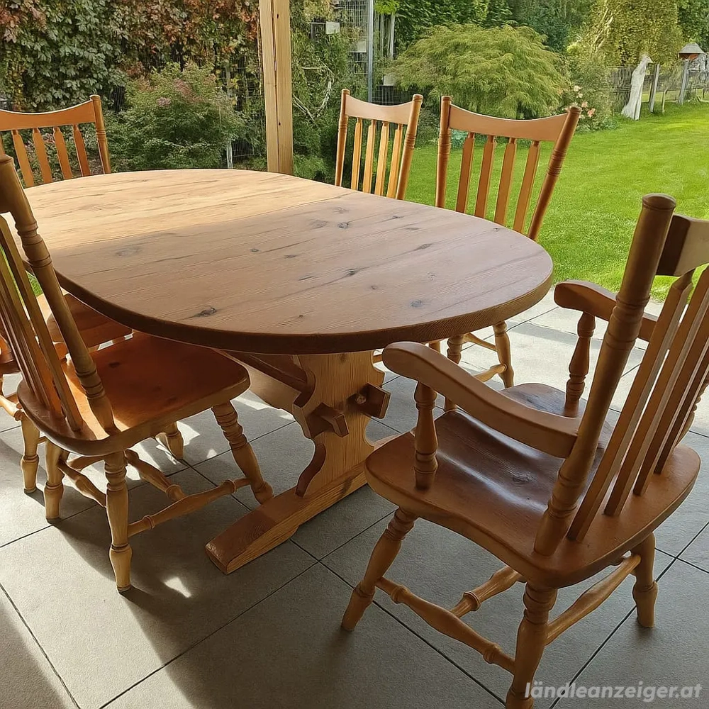 Massiver Esstisch m. 6 Stühlen