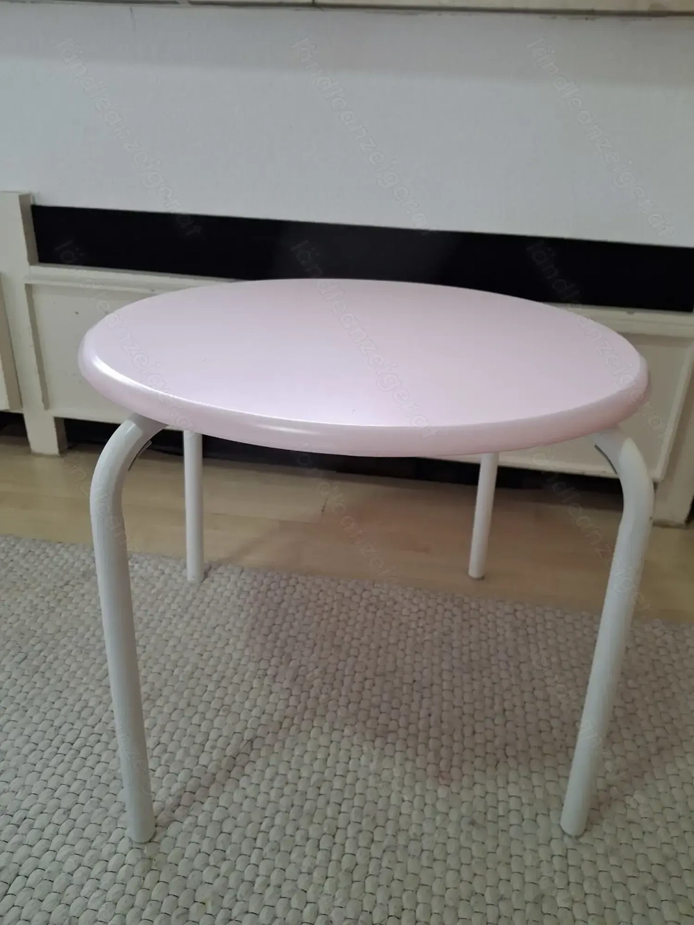 Runder Kinderzimmertisch   rosa, Holz & Metall   gebraucht