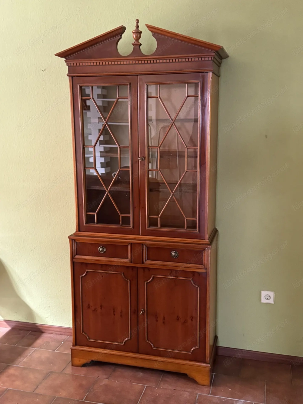 Englischer Vitrinenschrank Vitrine aus Eibe 