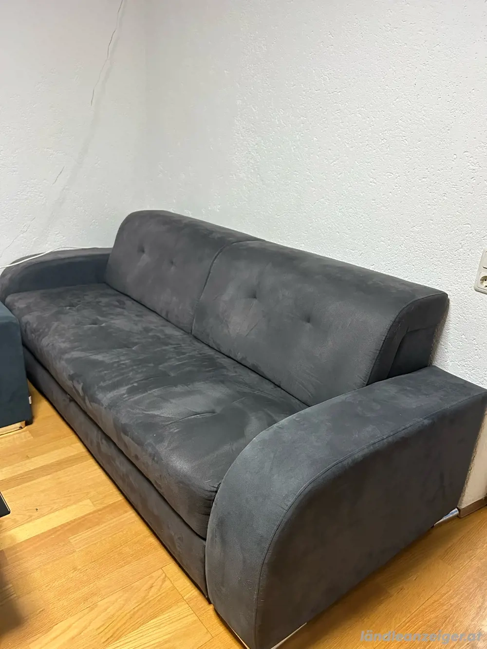 Graues Schlafsofa mit Ausziehfunktion