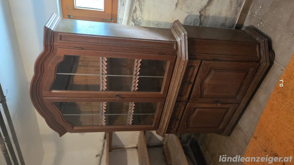 Vitrinenschrank und Schrank