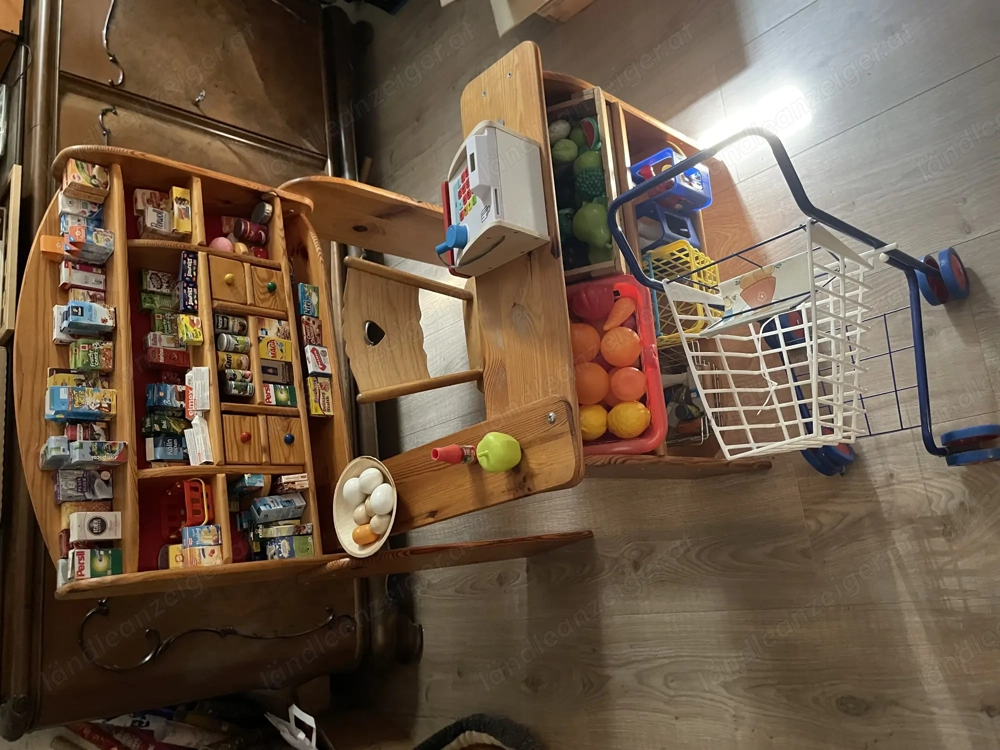 Stabiler Kaufladen aus Holz