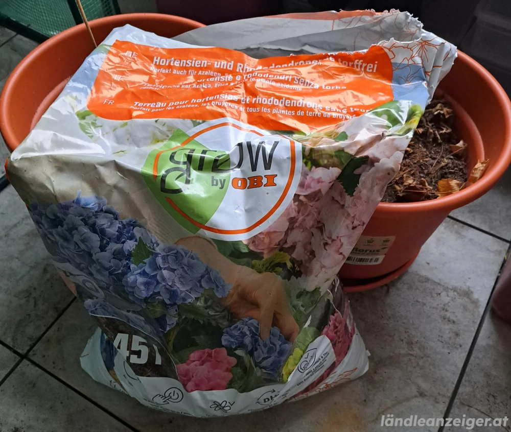 Erde und 2 Pflanzkübel