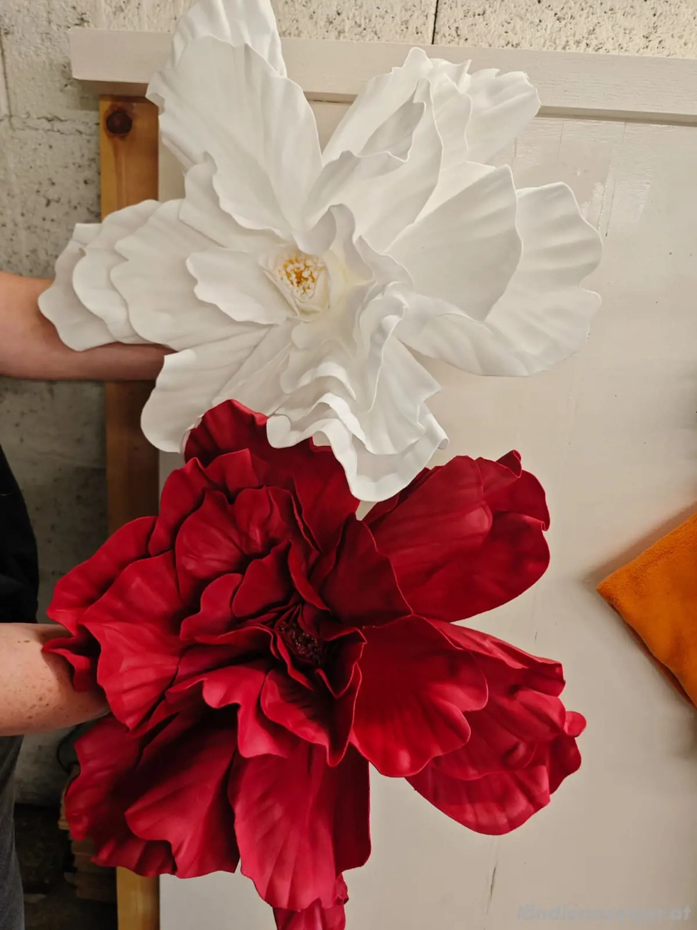2 große Deko Blumen rot und weiß Hochzeit 
