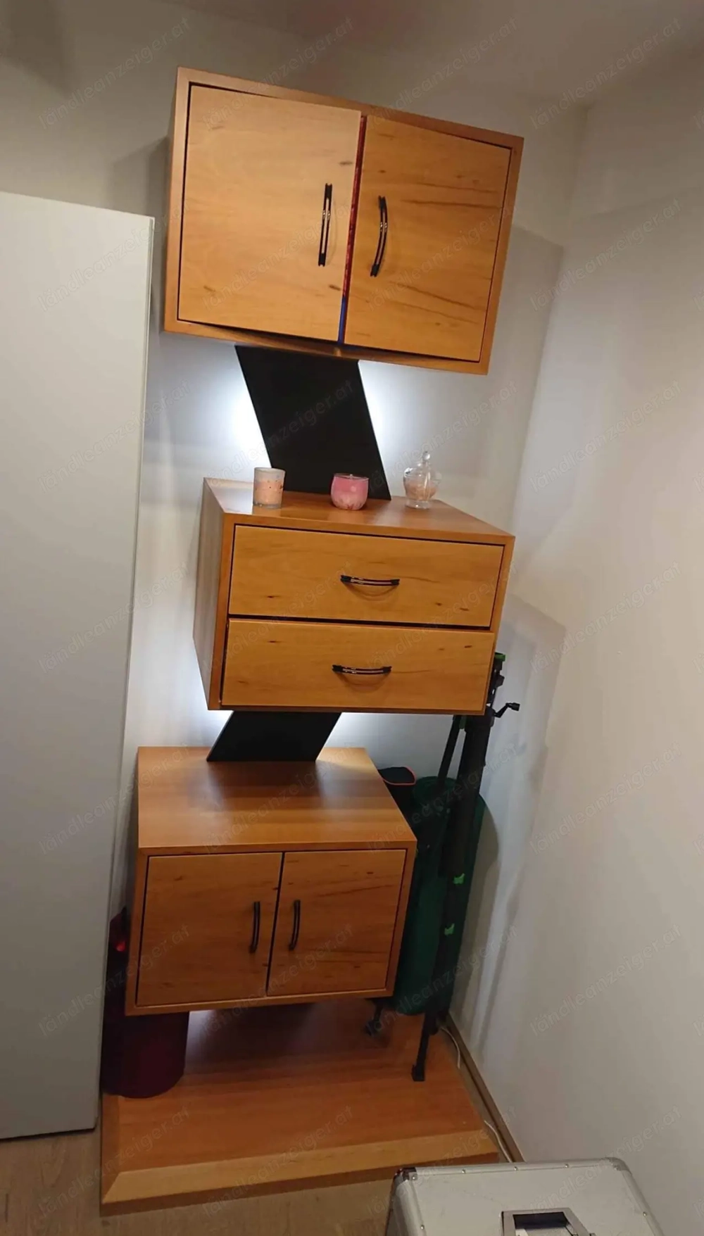 Tischlerschrank mit Beleuchtung