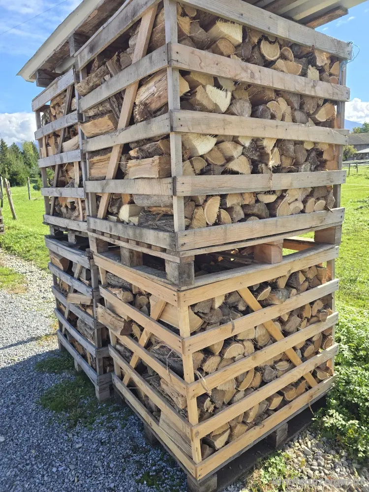 Trockenes Brennholz zu verkaufen