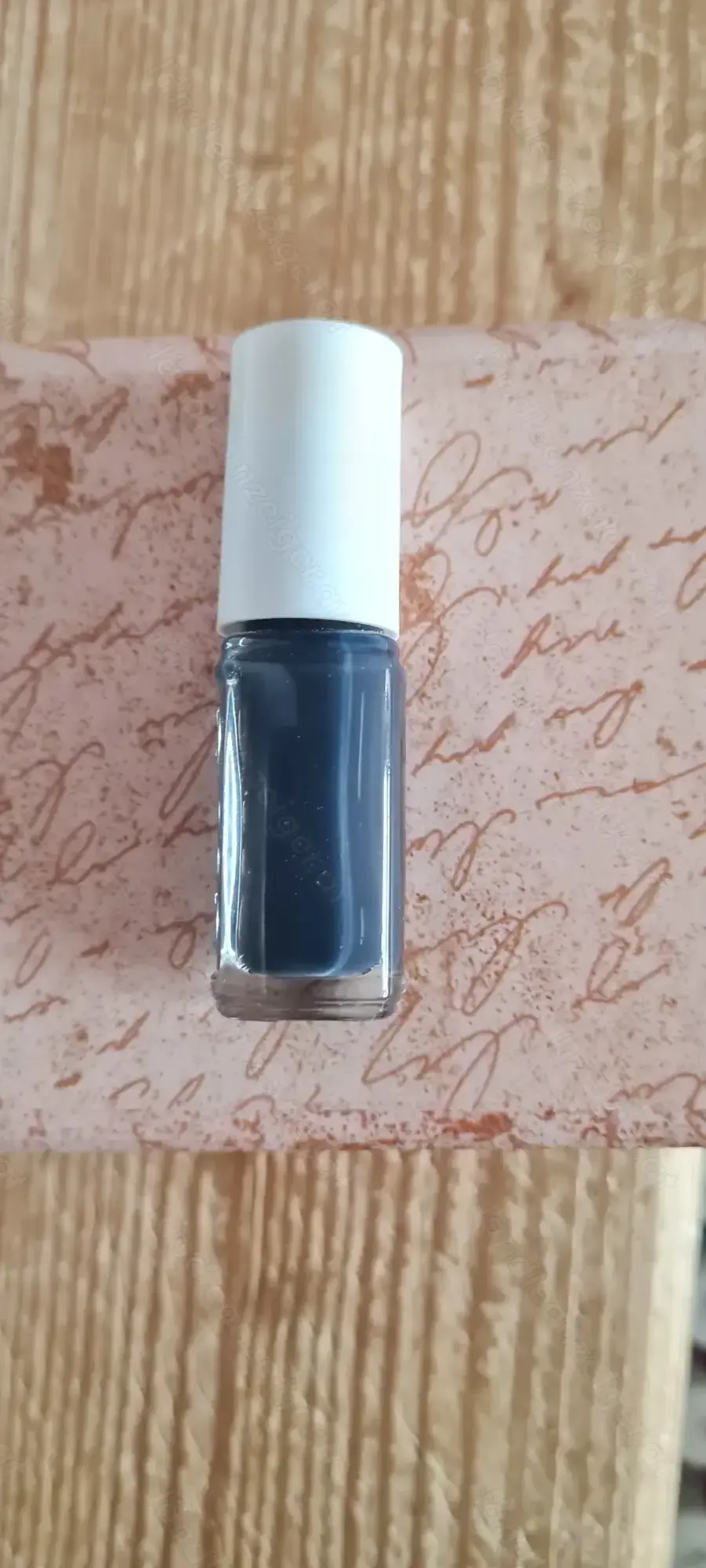 Essie Nagellack (bobbing for baubles)