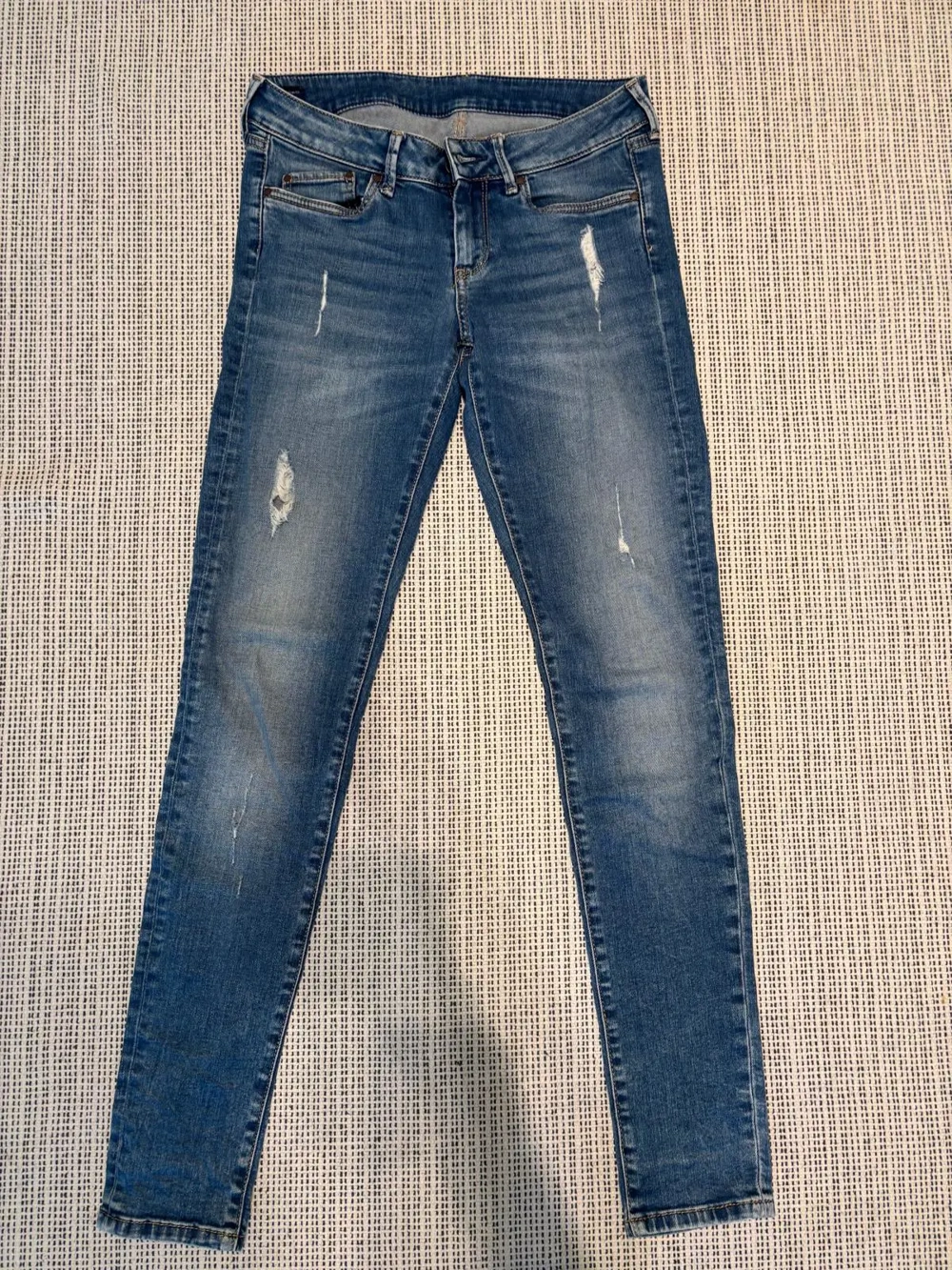 Pepe Jeans- eine Kultmarke, die mit Denim und grenzenloser Kreativität in Verbindung gebracht wird. 