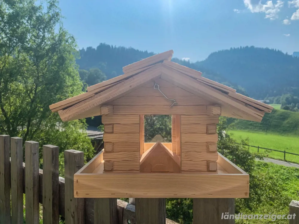 Vogelhäuschen   Futterhäuschen