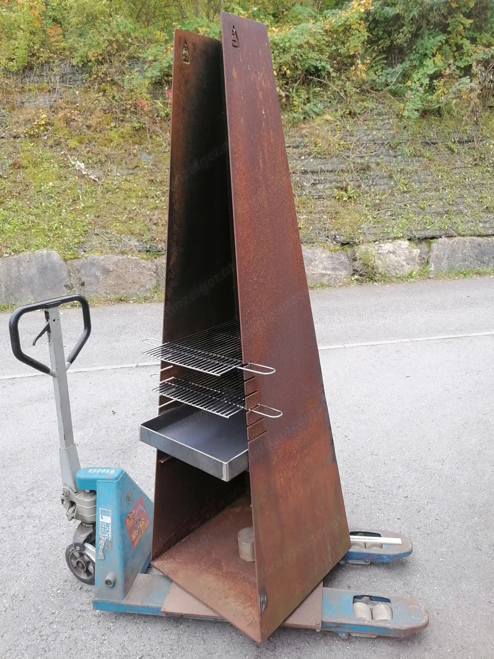 Restaurierter Grill mit verstellbarem Rost