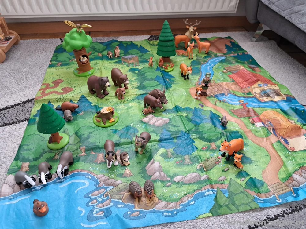 Spielteppich mit Tieren und einem Förster
