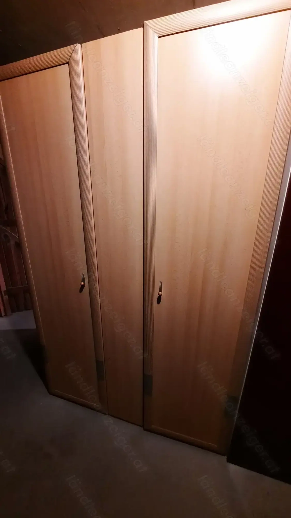 Kleiderschrank für Keller