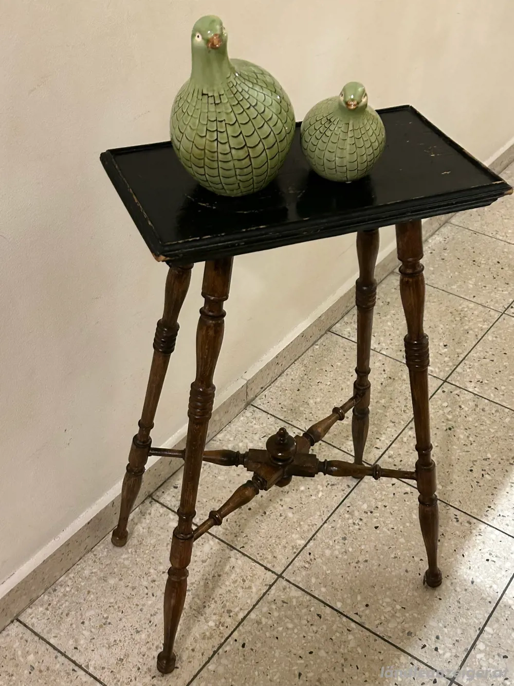 Antiker Beistelltisch aus Holz