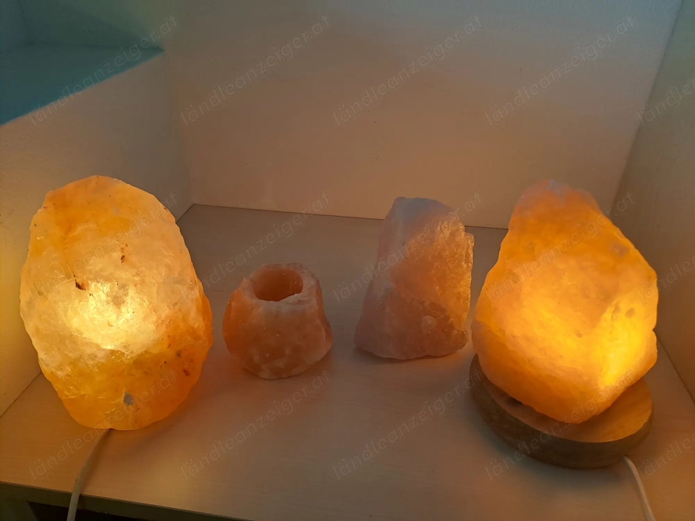 Schöne Atmosphäre mit Salzlampen, Salzstein und Teelichthalter