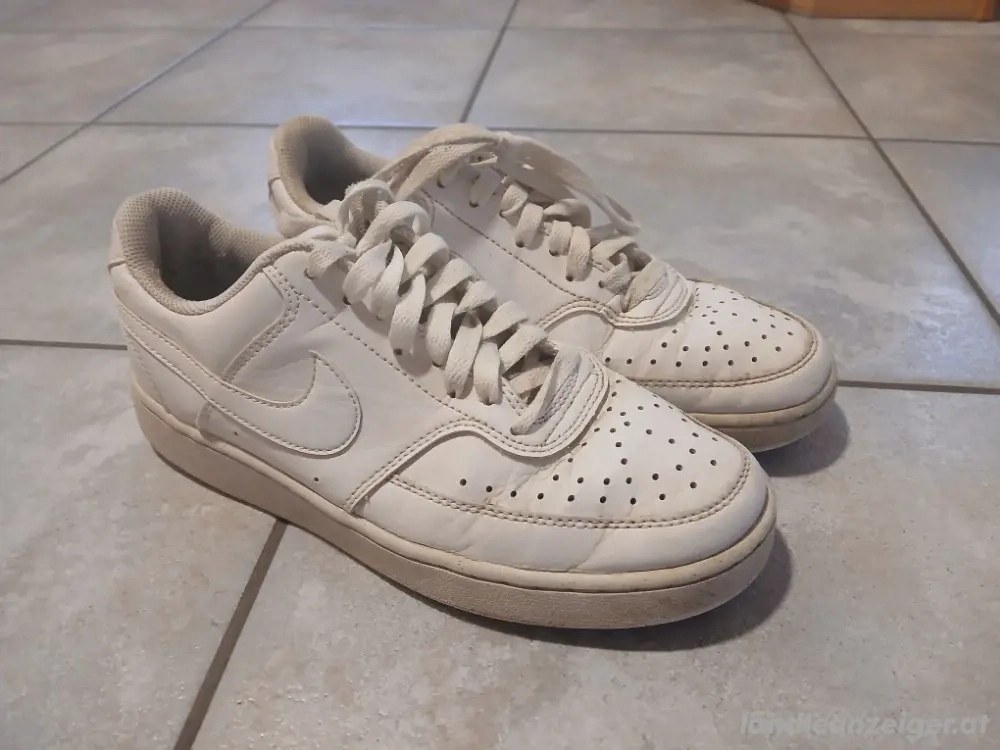 Nike Turnschuhe zu verschenken 