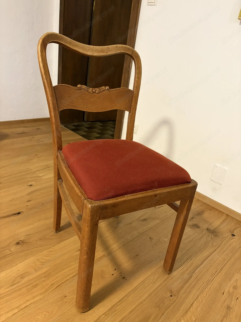 3 antike Stühle, rote Polsterung