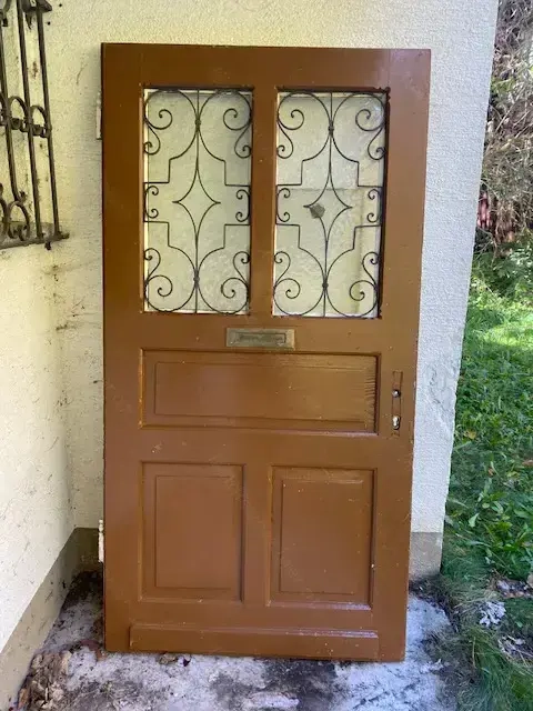 alte Haustüre mit 2 Fenstern