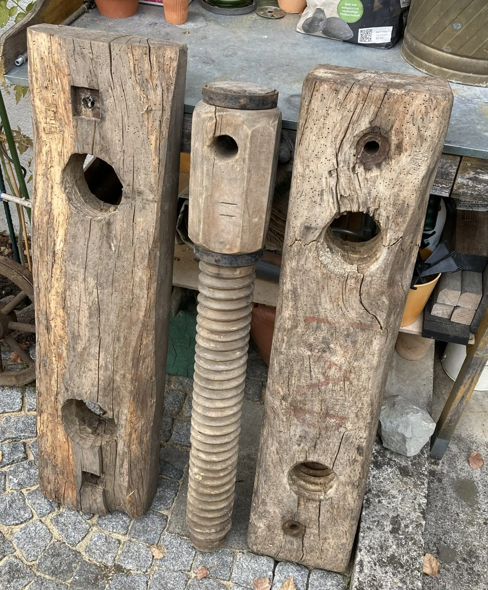 Weinpresse Holzbalken und -Schraube