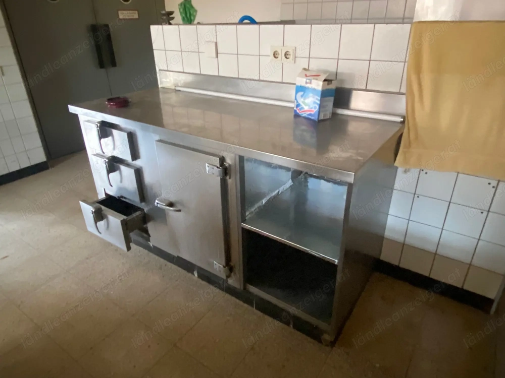 Chromstahlmöbel aus Gastro-Auflösung