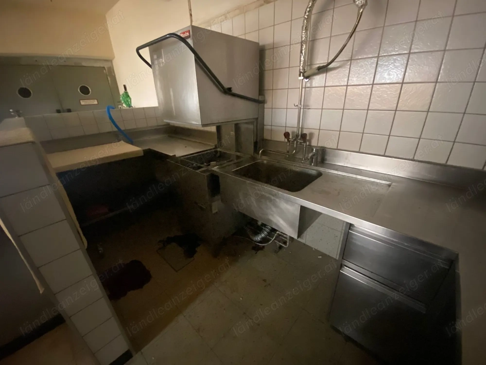 Chromstahlmöbel aus Gastro-Auflösung