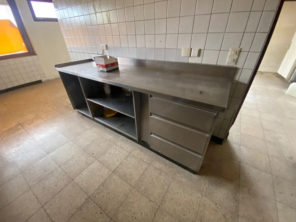 Chromstahlmöbel teilweise gekühlt