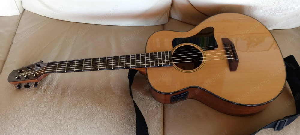 wie neu: Handliche Westerngitarre mit Tonabnehmer: Harley Benton GS-Travel-E Spruce