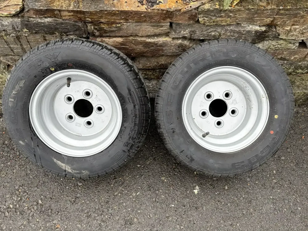 Reifen auf Felgen für PKW Anhänger