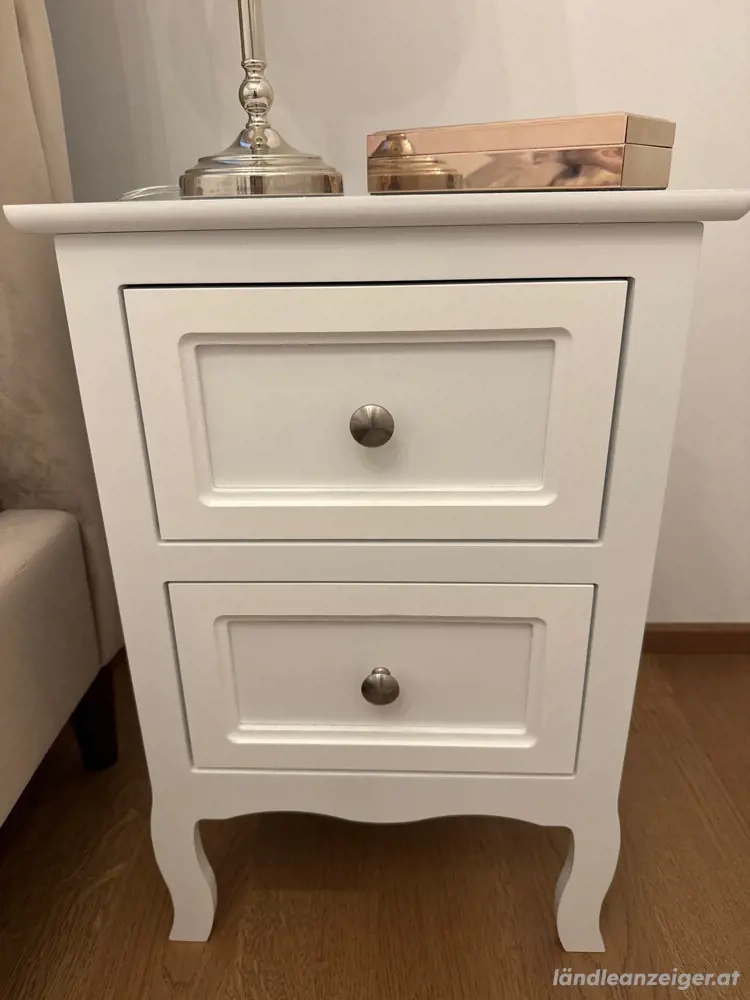 Hübscher Nachttisch, weiß