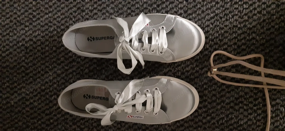 Sneaker der Marke Superga