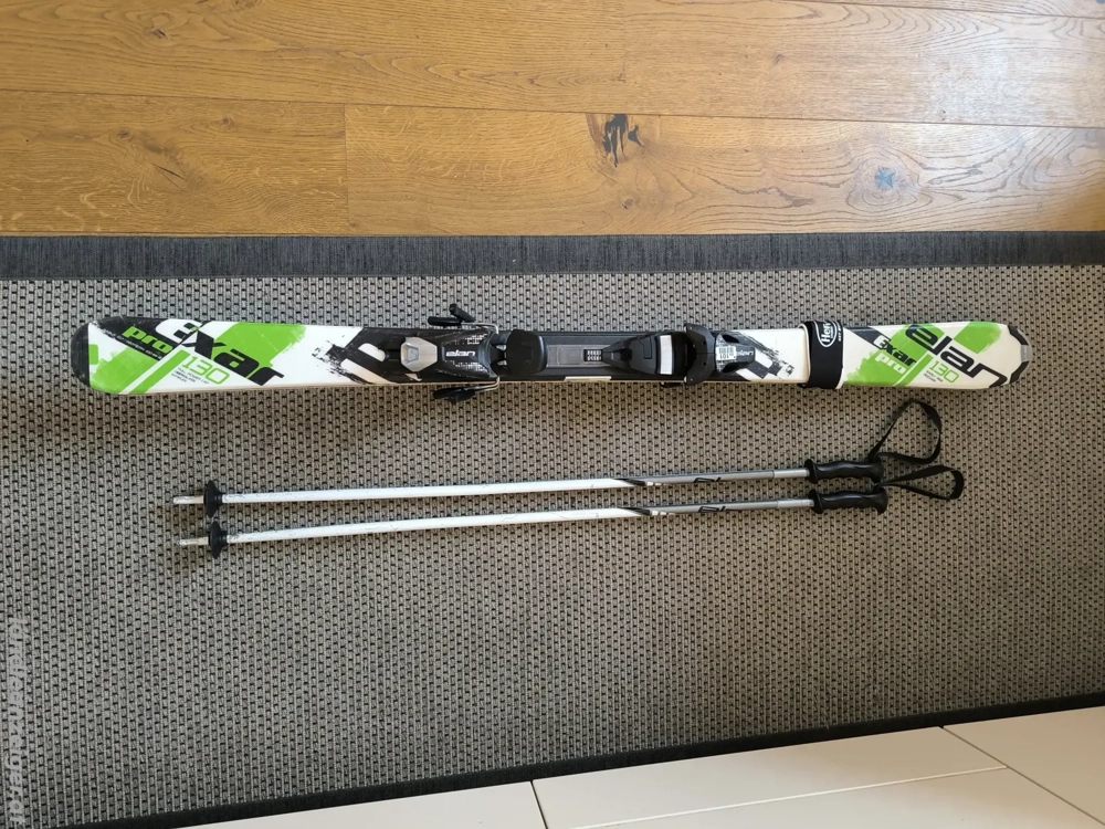 Kinderski mit Skistöcken