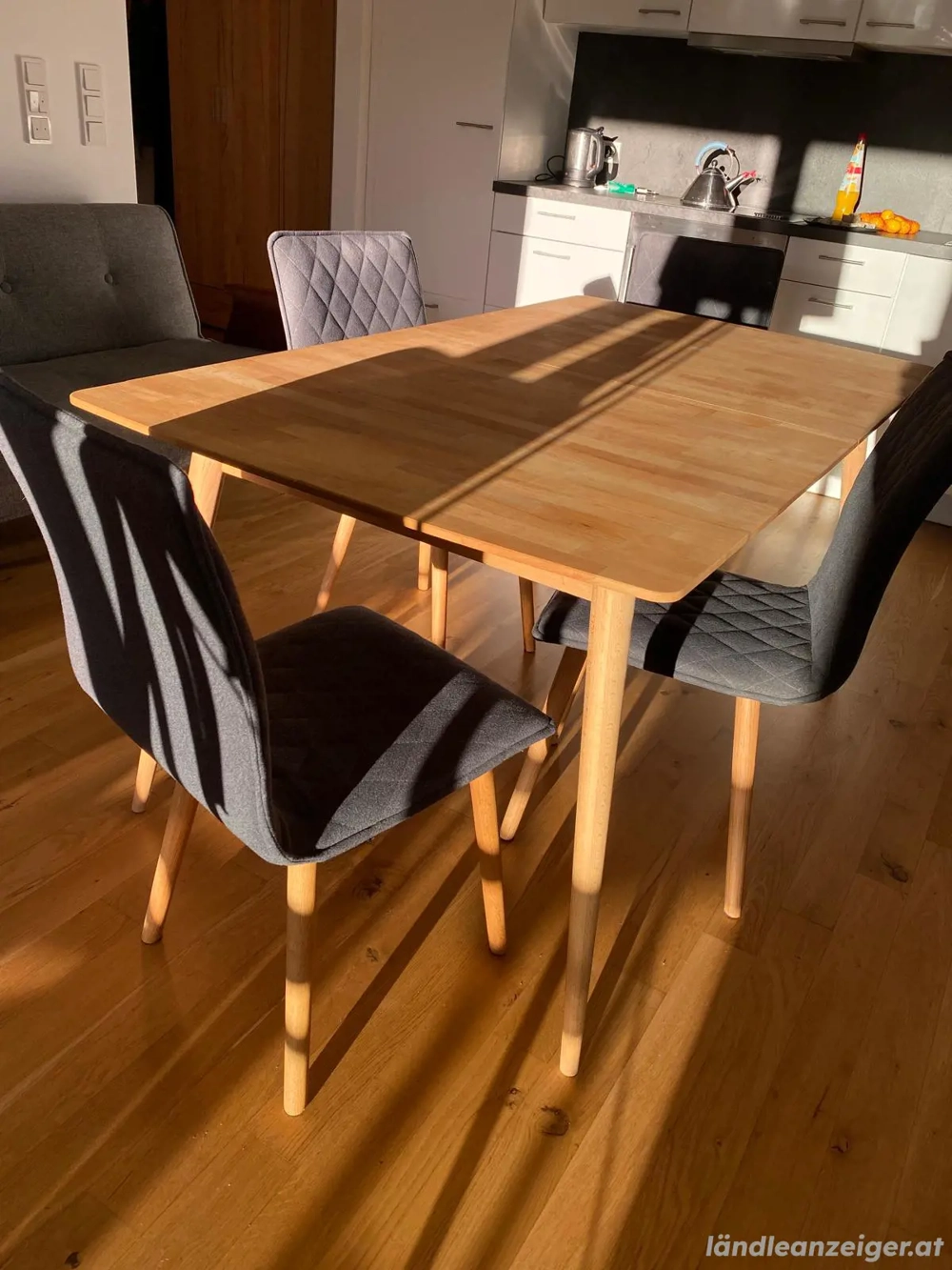 Tisch aus Holz mit Stühlen