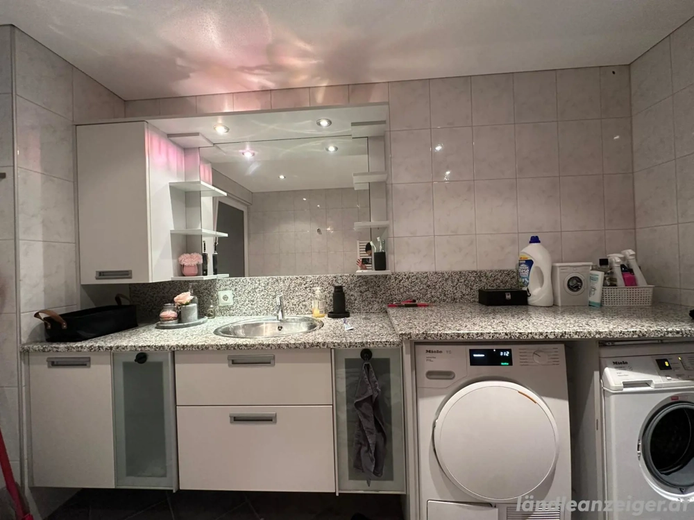 Badezimmerverbau mit Natursteinplatte