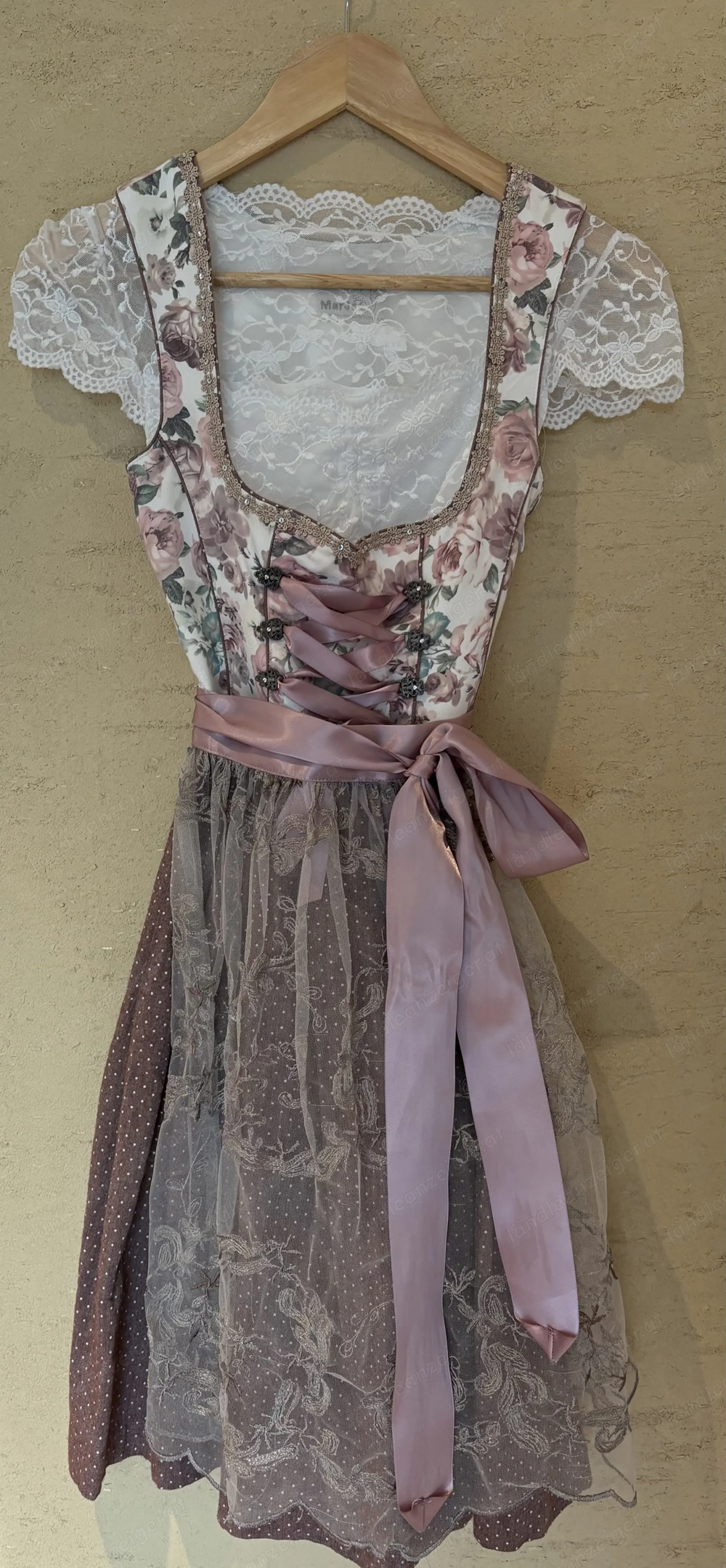 rosa Dirndl mit Bluse