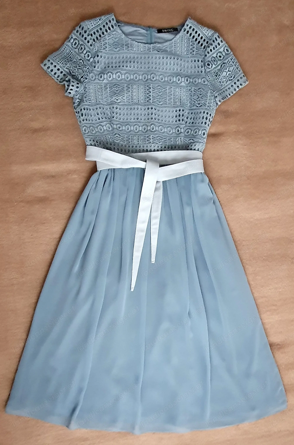 Wunderschönes festliches Garderobenkleid mit Ledergürtel