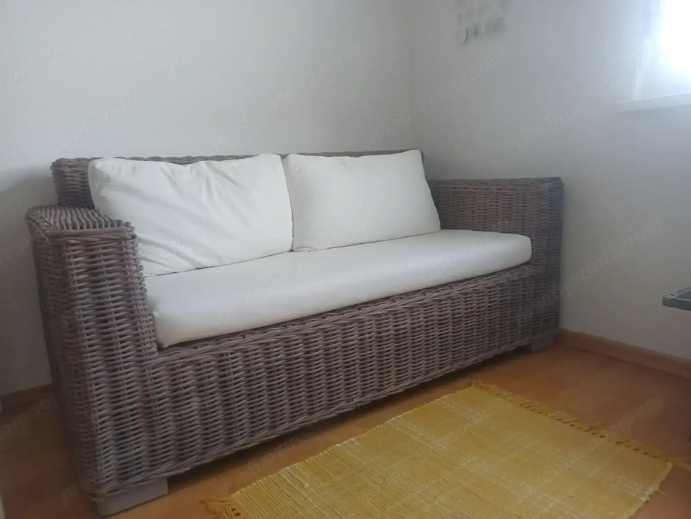 Rattansofa mit Polster zu verschenken