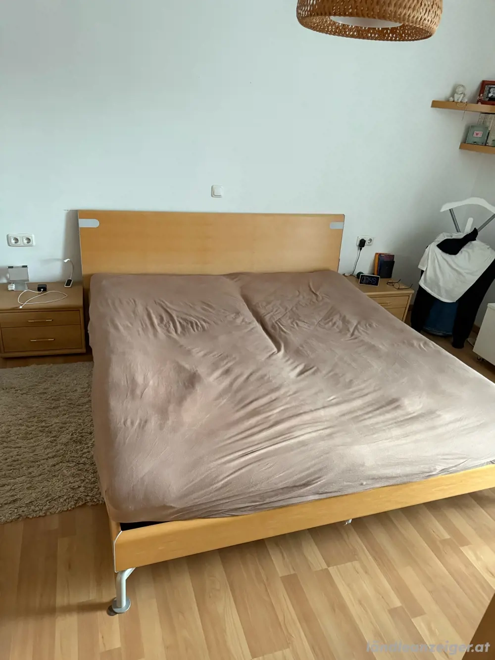 Bett massiv mit Lattenrost sehr gepflegt 