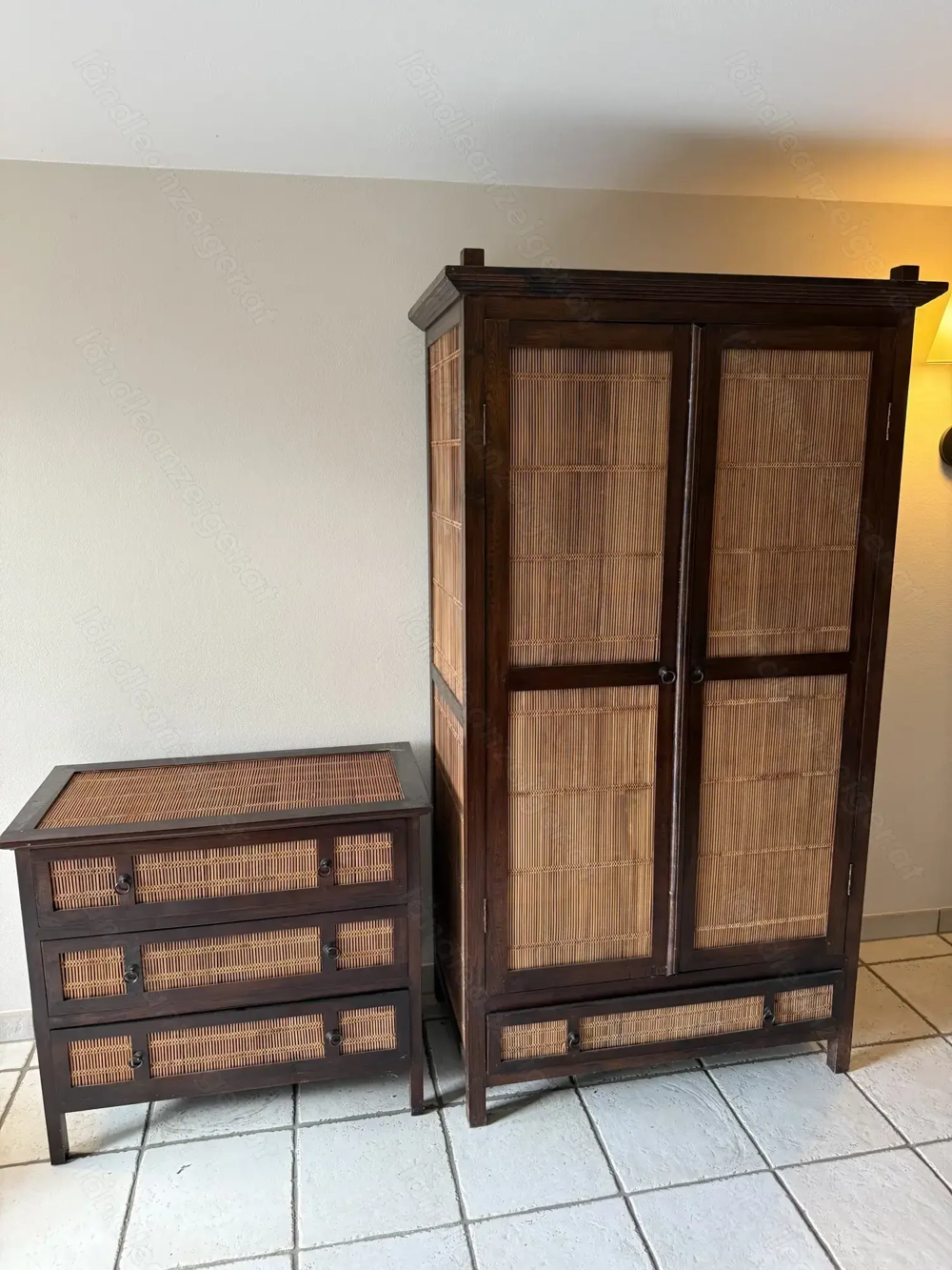 Wunderschöner (Dielen-)Schrank und dazu passende Kommode wegen Wohnungsauflösung zu verkaufen.