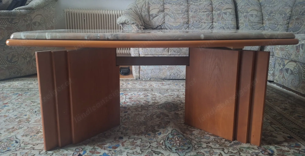 Stabiler Tisch mit Marmorplatte