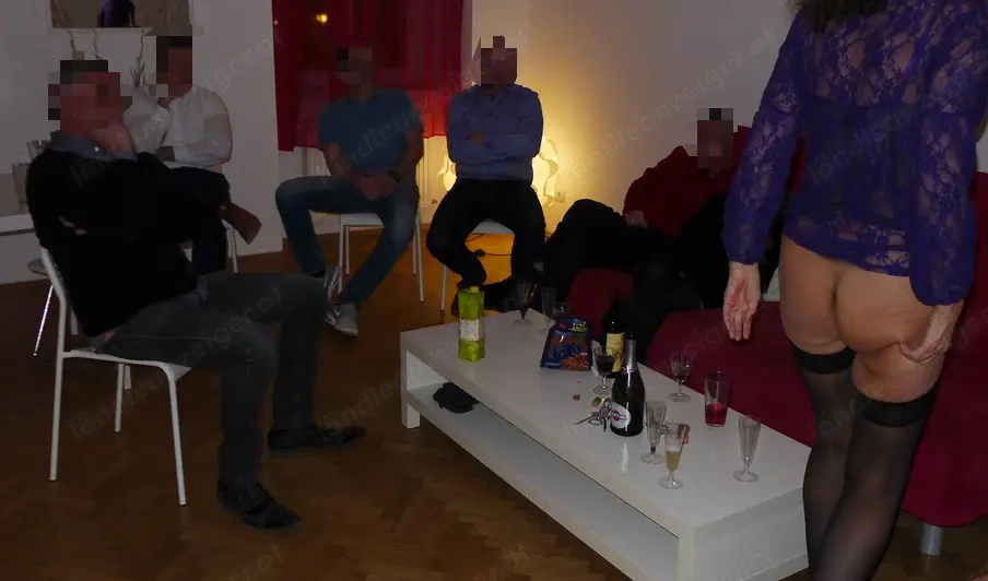 PARTY: abhängen + Muschizeichnen