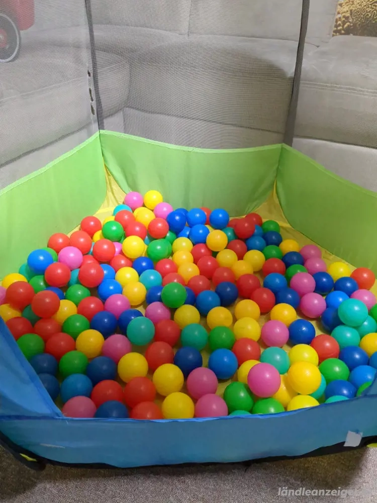Bällebad mit Bällen 