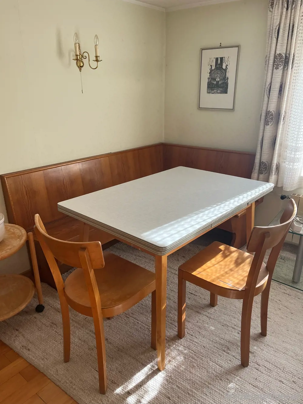 Eckbank mit Tisch und 2 Stühlen