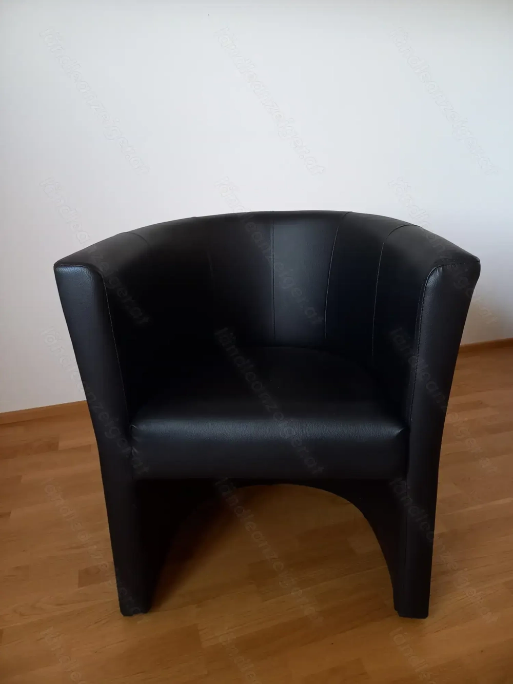 Stuhl aus Kunstleder, gut erhalten